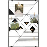 Vierkante fotoafdrukken in gegraveerde houten blok met droogbloemen