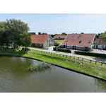 Vrijstaande 5 tot 6 persoons bungalow aan het open water op een bungalowpark in Friesland