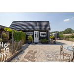 Sfeervol 4-persoons huisje met buitensauna, bubbelbad en omheinde tuin in Sint-Annaland