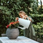 2x stuks kunststof tuin gieters 5 en 10 liter zwart - Gieters