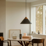 Hanglamp zwart Kinto driehoek E27 design 42 cm