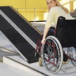 Rolstoelhelling Inklapbare Helling Draagbaar en Antislip Oprijplaat Aluminium Drempelhelling voor Rolstoel Trappen Deuren (122 x 74 cm)