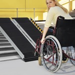 Rolstoelhelling Inklapbare Helling Draagbaar en Antislip Aluminium Oprijplaat Drempelhelling voor Rolstoel Trappen Deuren (152,5 x 74 cm)