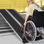 Rolstoelhelling Inklapbare Helling Draagbaar en Antislip Aluminium Oprijplaat Drempelhelling voor Rolstoel Trappen Deuren (183 x 74 cm)