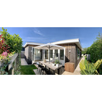 Moderne 4-persoonsbungalow met ruime tuin en buitendouche in Ouddorp aan de kust
