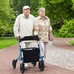 Rollator Opvouwbaar en Licht met Zitting 2-in-1 Rolstoel & Reiserollator Loophulp 6-Voudig in Hoogte Verstelbaar met Tas en Stokhouder