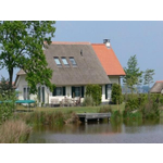 Modern 8-persoons vakantiehuis op een familiepark met zwemvijver in Sint-Nicolaasga