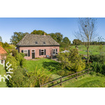 Heerlijke 15 persoons vakantieboerderij met gratis WiFi in Halle.