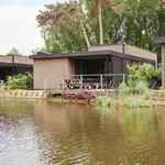 Mooi vierpersoons cottage met een overkapping op een vakantiepark in Rhenen